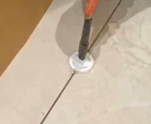 站前瓷砖空鼓维修公司专业解答瓷砖在铺贴过程中，如果没有涂抹均匀到位的粘结材料（如水泥砂浆或瓷砖胶），可能会导致以下问题